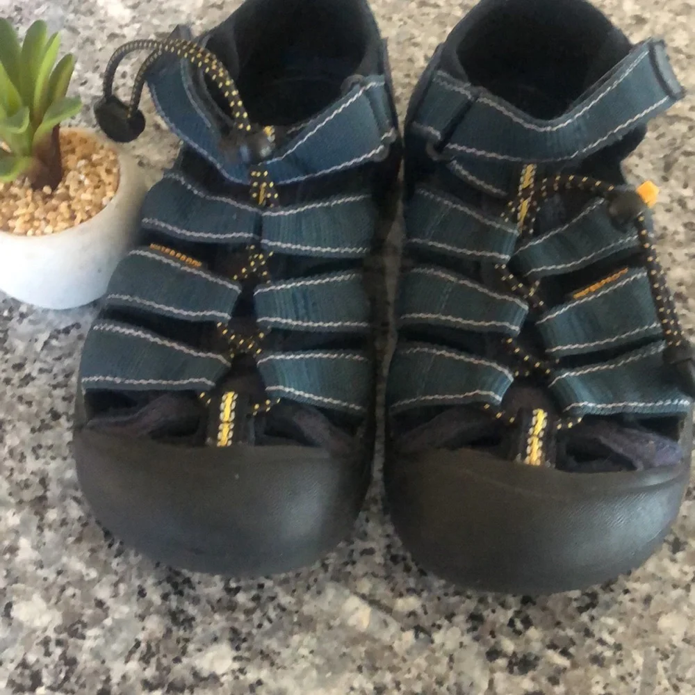 KEEN Kids Teal WATERPROOF ToeCovered SANDALS 8.5” long